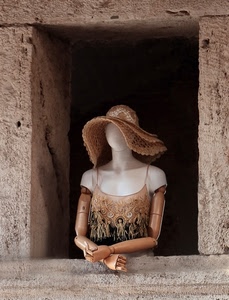 manichino, cappello, finestra, mani, muro, vestito, braccia, pietra, paglia, bianco, donna, marrone, beige, plastica, ombra, cemento