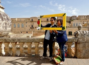 cornice, balaustra, coppia, case, borsa, cielo, finestre, palazzi, giallo, due, terrazza, fiori, città, persone, donna, uomo, occhiali, noto, nuvole, colonnine, ritratto, ombra