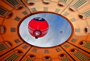 cielo, mongolfiere, mongolfiera, finestre, ovale, rosso, cerchio, azzurro, volare, archi, pallone, palloni, palazzo, pantheon, prospettiva, nuvole, ellisse, arancione, foro