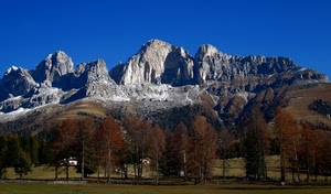 alberi, montagne, cielo, azzurro, prato, cime, paesaggio, verde, neve, case, autunno, roccia, erba, inverno, rocce, marrone, bosco, steccato, panorama, montagna, vette, ombre, catena