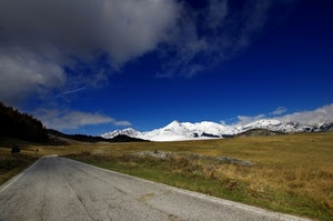 neve, strada, nuvole, cielo, montagne, bianco, erba, alberi, prato, prati, azzurro, verde, panorama, paesaggio, montagna, altopiano