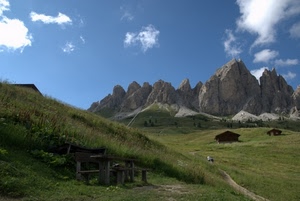 nuvole, cielo, montagna, verde, montagne, prati, panchine, azzurro, prato, baita, tavolo, baite, erba, malghe, bianco, rocce, case, legno, panorama, dolomiti