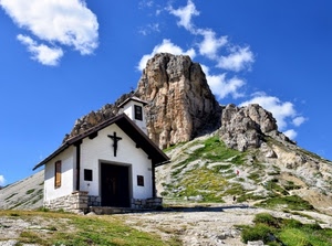 nuvole, cielo, montagna, croce, chiesa, chiesetta, cappella, verde, campanile, crocifisso, azzurro, roccia, erba, bianco, cima, porta
