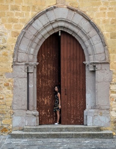 portone, ragazza, legno, arco, scalini, donna, colonna, uscio, marrone, portale, gradini, pietra, scale, colonne, grigio, uscire, archi, capitelli, mattoni