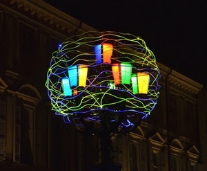 verde, luci, notte, giallo, colori, finestre, notturno, palazzo, azzurro, lampioni, luminarie, lampione, blu, multicolore, celeste, viola, arancio, sfera, arancione, lampadario, fili