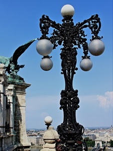 lampione, sfere, cielo, panorama, palle, ferro, lampioni, città, ali, azzurro, nuvole, monumento, nero, aquila, bianco, lampade, case, metallo