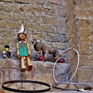 cerchi, pinocchio, giocattoli, ruote, muro, legno, verde, burattino, mattoni, asino, naso, cavallo, pupazzo, pietra, rosso, giochi, giocattolo, bianco, asinello, grillo, bastoni