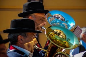 cappelli, riflessi, ottoni, due, musicisti, banda, musica, strumenti, suonatori, riflesso, suonare, spartiti, bocchini, fiati