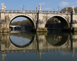 fiume, statue, ponte, archi, riflesso, acqua, cielo, riflessi, alberi, ponti, lampioni, angeli, tevere, balaustra, cerchi, azzurro, roma, arco, due