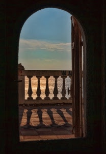 balaustra, mare, cielo, arco, porta, nuvole, ombre, ombra, maniglia, terrazza, colonne, acqua, azzurro, controluce, balcone, affaccio, cornice, riflesso, finestra, colonnine