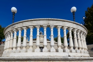 balaustra, lampioni, azzurro, cielo, bianco, alberi, scalinata, scale, fontana, colonne, marmo, scala, verde, gradini, scalini, due, circolare