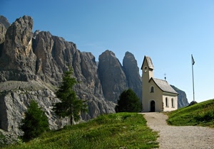 campanile, rocce, chiesetta, montagna, alberi, chiesa, erba, bandiera, verde, cappella, montagne, prato, cielo, finestre, dolomiti, strada, azzurro, sentiero, alpina