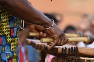 mani, bracciale, strumento, musicista, musica, percussioni, braccialetto, giallo, legno, colori, dita, azzurro, rosso, suonare, sfocato, argento, blu, bacchette, braccia, mazze