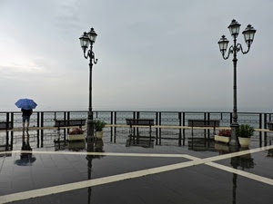 lampioni, ombrello, panchine, mare, pioggia, ringhiera, persona, cielo, uomo, riflessi, vasi, terrazza, fiori, linee, acqua, strisce, bagnato, rotonda, lungomare