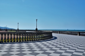 lampioni, mare, balaustra, cielo, colonnine, piastrelle, bianco, pavimento, livorno, balaustre, scacchi, azzurro, nero, scacchiera, terrazza, piazza, colonne, grigio, quadrati, ringhiera, panorama, ombra