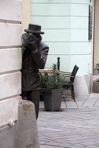fotografo, cappello, sedia, statua, vaso, nero, tavolino, muro, piante, verde, angolo, scultura, pianta, uomo, strada, tavolo, sedie