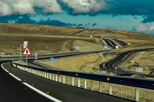 nuvole, cielo, strade, strada, guardrail, cartelli, curve, bianco, triangolo, asfalto, segnali, colline, curva, strisce