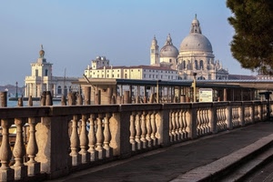 cupole, balaustra, marciapiede, chiesa, colonne, venezia, cielo, balaustre, chiese, albero, pali, finestre, cupola, mare, cattedrale, palazzi, acqua, azzurro, colonnine