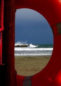 mare, sabbia, spiaggia, rosso, onde, salvagente, cielo, scogli, onda, acqua, schiuma, azzurro, bianco, scorcio, oblò