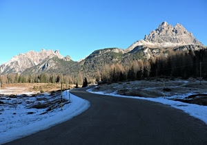 strada, alberi, neve, cielo, montagna, montagne, azzurro, curve, pali, inverno, bianco, verde, roccia, bosco, vette, ombra
