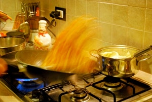cucina, pentole, padella, fornelli, gas, fuoco, pasta, spaghetti, cucinare, pentola, presa, fiamma, cuoco, piastrelle, tegami, fornello