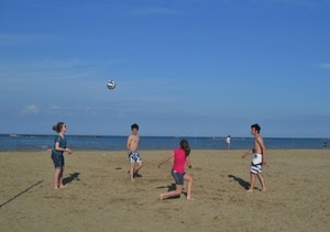 mare, spiaggia, sabbia, ragazzi, palla, gioco, pallone, cielo, quattro, giocare, azzurro, estate, giovani, ragazze, giocano, ombre, rosa