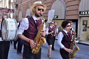 banda, cappello, strada, occhiali, tamburo, sassofoni, strumenti, musicisti, grancassa, sassofono, vetrine, tamburello, archi, musica, uomo, suonatori, sfilata, persone