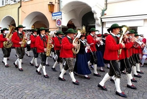 banda, cappelli, strumenti, rosso, verde, musicisti, suonatori, archi, portici, ottoni, divisa, divise, sfilata, musica, tromboni, giacche, strada, costumi, lanterna, lampione, scarpe, giubbe