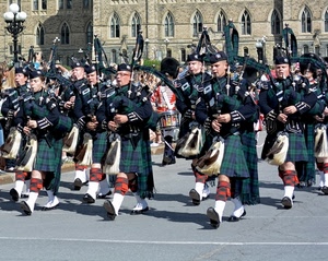 banda, scozzesi, kilt, lampione, cornamuse, finestre, strumenti, musicisti, scozzese, fanfara, verde, suonare, marcia, palazzo, divisa, lampioni, cornamusa, zampogne, musica