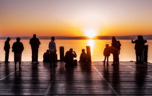 tramonto, sole, controluce, persone, mare, pontile, cielo, bambino, orizzonte, fotografi, acqua, arancione, legno, silhouette, uomini, molo, pali, gente, riflesso, giallo, lago, ombre
